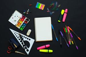 fournitures scolaires sur fond de tableau noir photo