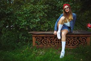 Jeune moderne femme en plein air photo