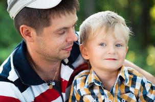 content père et le sien bébé fils ayant amusement dans le parc Extérieur photo