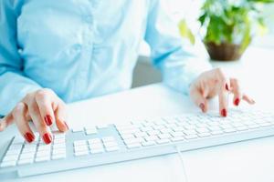 femme Bureau ouvrier dactylographie sur le clavier photo