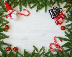 Noël frontière avec sapin arbre branches, Noël décorations et bonbons canne sur blanc en bois planches photo