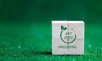 les entreprises visent zéro émission nette de gaz à effet de serre. concept de crédit carbone. certificat négociable pour conduire l'industrie vers de faibles émissions en termes de coût d'efficacité. cubes en bois avec réduction co2 photo
