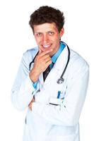 portrait de une souriant Masculin médecin sur blanc Contexte photo