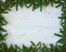 Noël arbre branches sur blanc en bois texture prêt pour votre conception photo