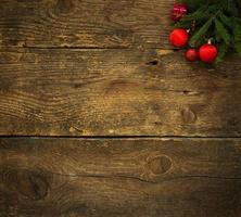 Noël arbre branches avec Noël décorations sur en bois texture prêt pour votre conception photo