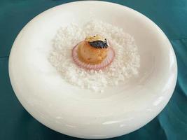 Hôtel recours nourriture asiatique style coquille avec citron beurre sauce caviar photo