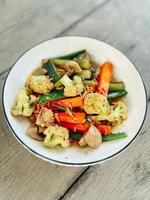 Hôtel recours nourriture asiatique style sauté des légumes avec champignon photo