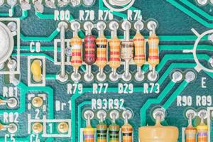 assemblage de condensateurs et de résistances sur le circuit imprimé photo
