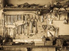 Ancienne étagère à outils contre un mur de style vintage photo