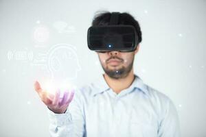 fermer de barbu Jeune homme portant virtuel réalité des lunettes de protection dans moderne cotravail studio. téléphone intelligent en utilisant avec vr casque. photo