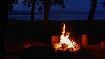 magnifique soir atmosphérique Contexte de feu de camp. magnifique flamme de petit la magie feu. photo