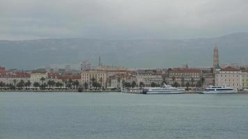 traversier dans de face de le Divisé vieux ville dans Croatie photo