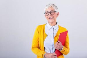 magnifique mature femme d'affaires l'écriture dans presse-papiers isolé sur rose. portrait souriant affaires femmes avec presse-papiers et document dans mains photo