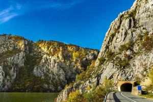 Route dans les gorges du Danube à Djerdap à la frontière serbo-roumaine photo