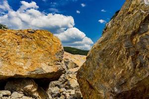 Rochers de pierre à la gorge du Danube à Djerdap sur la frontière serbo-roumaine photo