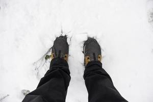 pieds de homme dans le neige photo