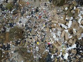 drone aérien Haut vue grand des ordures pile, des ordures pile dans poubelle déverser ou décharge Montagne des ordures photo