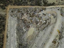 drone aérien Haut vue grand des ordures pile, des ordures pile dans poubelle déverser ou décharge Montagne des ordures photo