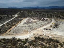 drone aérien Haut vue grand des ordures pile, des ordures pile dans poubelle déverser ou décharge Montagne des ordures photo