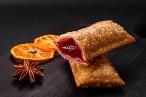 délicieux Frais croustillant tarte avec Cerise confiture sur une en bois Coupe planche photo