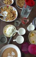 Indien et pakistanais petit déjeuner combo avec parathe, Oeuf amlette et thé sur petit déjeuner table photo