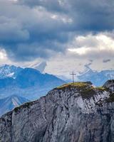 Montagne paysage en dessous de nuageux ciel photo