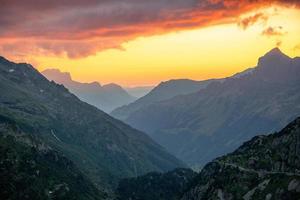 une panorama de une passer route pendant coucher de soleil, le ciel est Orange photo