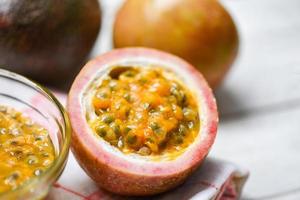 Frais passion fruit jus sur en bois table fruit de la passion tranche moitié smoothie photo