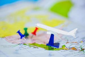 Voyage Planification avec avion destination points sur une carte épingle - Voyage temps ou plan pour en voyageant concept photo
