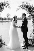 cérémonie de mariage sur une haute jetée près de la rivière photo