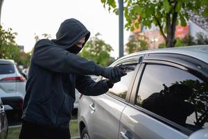 terroriste ou voiture voleur montrer du doigt pistolet à chauffeur photo