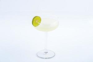 classique Margarita cocktail avec sel et citron vert sur le blanc Contexte. photo