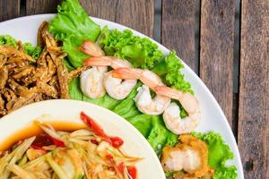 préféré nourriture de Thaïlande. Papaye épicé salade avec variété côté vaisselle servi dans plateau. photo