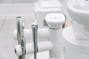 moderne dentaire équipement dans dentiste clinique. dentistes outils pour traitement et chirurgie de dents. photo