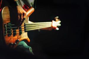 bassiste pop rock lors d'une performance lors d'un concert