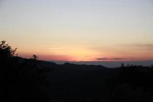 brouiller lever du soleil le coucher du soleil ciel vue avec brouillard sur le Haut de Montagne Contexte photo