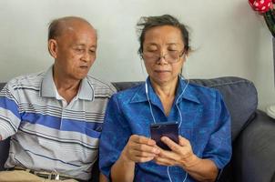 couple d'âge mûr regardant un téléphone
