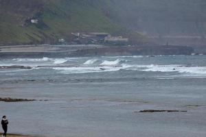 relaxant promenade sur le plage photo