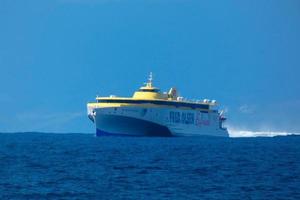 navire voile de le île de Tenerife à agaet sur le île de gran Canaria photo