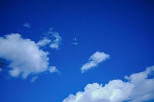 bleu ciel avec blanc des nuages. brillant ensoleillé journée. cumulus des nuages haute dans le Azur ciel, magnifique vue de le nuageux paysage. photo