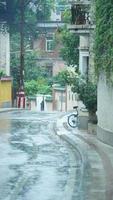 le pluvieux journée vue dans le ville avec le humide route et pluvieux gouttelettes vers le bas photo
