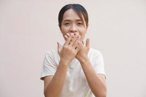 asiatique femme couvrant sa bouche avec sa mains photo