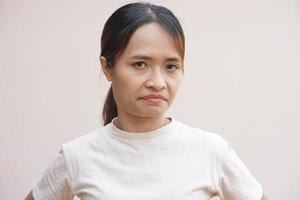 asiatique femme fabrication une mécontent visage photo