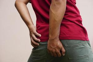 Hommes avoir abdominal douleur de menstruation. photo
