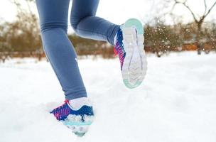 coureur avoir prêt pour le jogging en plein air dans hiver photo