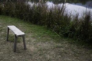 banc près d'un lac photo