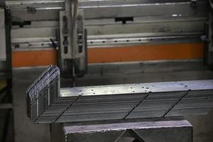 feuilles de métal et blancs dans le atelier de une métallurgique plante ou une métal travail entreprise. photo