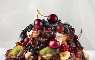 partie de une gâteau décoré avec divers des fruits et baies. photo