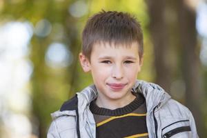 portrait de une dix ans garçon contre le toile de fond de un l'automne parc. photo