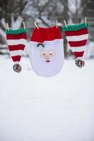 Père Noël Noël sac et rayé Chapeaux sont séché sur une corde. en train de préparer à célébrer Noël. photo